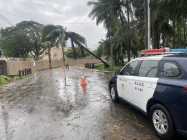 旗山分局風雨中展現愛無礙  240警力緊急應對丹娜絲災情