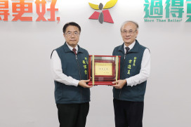 台南市政府秘書長方進呈屆齡退休，黃偉哲頒獎表彰