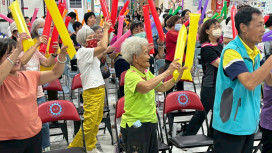 「牛轉筋開．幸福傳愛」 這裡共好協會培力婦女「牛角小試」 為鶯歌永昌社區長輩按摩