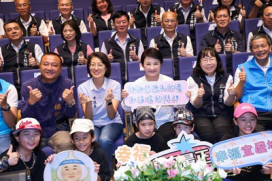 臺中爸爸各懷絕技！盧秀燕與400模範父親合照    3.5小時「拍好拍滿」獻祝福