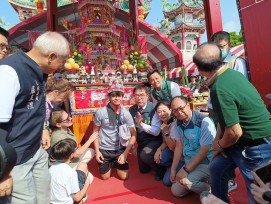 台南安平開台天后宮「做 16 歲」成年禮 巴拉圭公使子參與體驗在地習俗