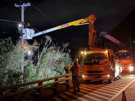 楊柳颱風侵襲  台電台東區處夜未眠為山區點亮返家燈火