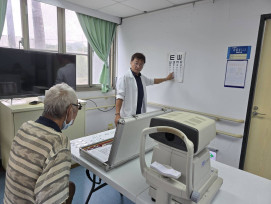 彰化榮家配鏡到宅巡迴服務 住民長輩足甘心