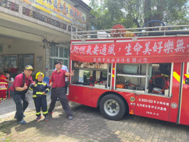 高雄消防局杉林分隊舉辦防火教育 新庄國小師生互動學習