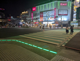 行人安全再提升！府中捷運出口試辦「行人地面警示燈」