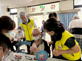 中彰榮家服務住民專業驗光配鏡到府 呵護視力健康
