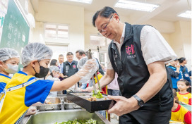 張善政視察國中小免費營養午餐　提高餐補助上限、在地食材守護食安