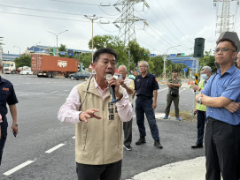 小港沿海路壅塞   許智傑會勘提短長期改善策略