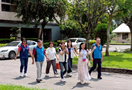 婦聯會桃園市分會主委張琦雅偕同顧問團　公益捐贈加菜金送暖八德榮家