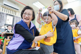 李美珍中秋前夕慰訪愛兒等7家機構 致贈加菜金與蘋果