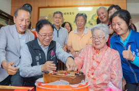 張善政慰訪百歲人瑞詹李緞女士　致贈重陽賀禮祝福長壽安康