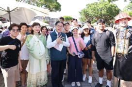 熱蘭遮市集重回安平古堡 中秋連假人潮爆棚 黃偉哲市長驚喜現身
