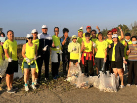 臺南古都馬拉松 20 週年 百位跑者淨灘守護海洋​