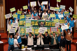 高雄市議會預算審查爆衝突 藍綠為市長離席激辯