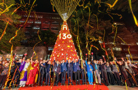 雙春金蛇年最高火紅15米聖誕樹　璀璨國北教大！