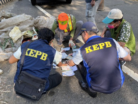 月世界山坡驚見大量棄置垃圾  環保局 動員13車清理追查究責