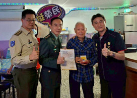彰化榮服處偕後備指揮部致贈抗戰紀念徽章致敬參戰老英雄