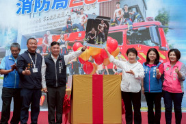 2026消防形象月曆亮相！搜救犬也入鏡    讓城市英雄被看見