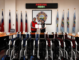 屏東蓮花佛堂捐贈愛心輪椅助特需榮民眷