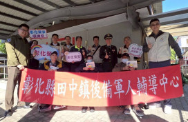 向彰化榮家老英雄致敬 後備指揮部梅晉學上校頒發抗戰獎章