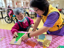白河榮家手作療癒聖誕樹 長輩點點貼出專注力