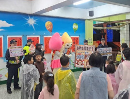 紙風車劇團枋山演出   枋寮警創新宣導識詐與交通安全