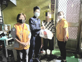 枋寮分局寒冬送暖　警民攜手關懷弱勢家庭