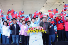 88位城市英雄護旗！台中元旦升旗「全國最大國旗」登場  