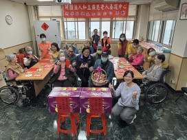 社會局長李美珍慰訪廣恩養護及約納家園 長輩回贈柿柿如意春聯  監護兒邀嗑火鍋