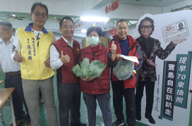 惠豐里辦高麗菜發放活動 高雄市區監理所推廣高齡駕駛政策