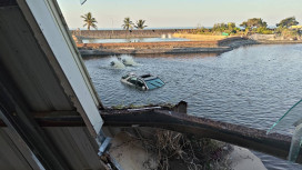 疑誤踩油門   枋寮鄉加祿自小客車掉落魚塭