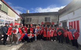 英House楓港民主驛站揮毫迎春「現世安穩」傳遞丙午新年祝福