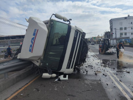 砂石車台17線爆胎撞分隔島   東港分局呼籲：駕駛行前檢查