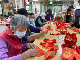 彰化榮家日照中心長輩巧手拓印紅包變燈籠 溫馨幸福冬日