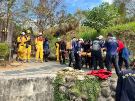 旗山區登山步道驚險救援  消防人員克服陡坡成功救人