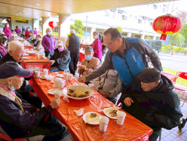 桃園市社會局長送暖八德榮家住民　與九秩長輩共享豬腳麵線迎新春