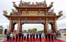 高雄北極殿迎神樓揭匾  邵永添三十年承諾化身地景藝術