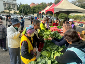 感恩惜福迎新春 臺南榮服處與地區愛心義賣高麗菜