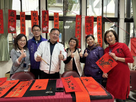 馬躍奔騰迎新春、墨香傳祝福 蘆竹區公所揮毫贈春聯迎馬年