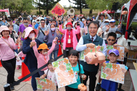 全台最萌水豚提燈！台南「卡比胖拉」首日爆棚 黃偉哲現身西市場親送