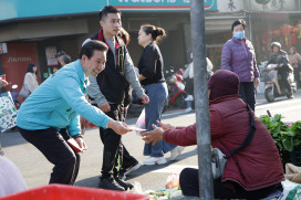 金門縣長年前傳統市場視察  與攤商民眾熱情互動