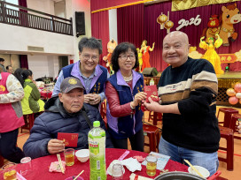 新北仁愛之家「春節圍爐聯歡會」年菜飄香　六合樂團陪伴長者迎新春