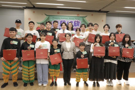 農曆年前的溫暖相聚！  副總統蕭美琴  首次剪紙迎春陪伴家扶兒少   見證才藝培力20年