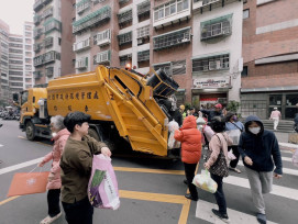 桃園清潔隊服務不打烊　228連假收運正常 分類落實守護隊員安全