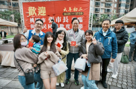 張善政赴台茂商圈發送福袋　祝福馬年百業興旺