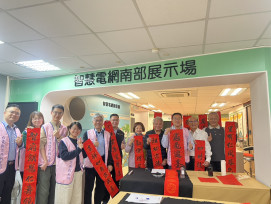 台電鳳山區處春聯送暖   退休員工13年不缺席揮毫傳遞企業情