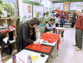 竹郵連四日舉辦新春揮毫送春聯活動　陪伴鄉親暖心賀歲共享新春喜氣