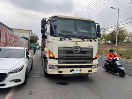 大寮區機車偏離車道  慘遭大貨車當場輾斃