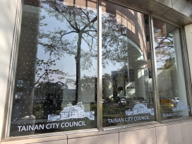 南市議會全面換裝友善鳥類防撞窗貼 打造無窗殺生態城市