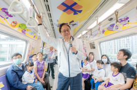 張善政開箱桃捷「Colorful」親子車廂　結合兒美館藝術打造兒童節驚喜